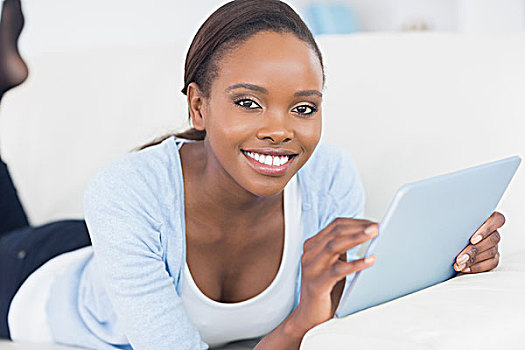 黑人女性,微笑,拿着,平板电脑,客厅