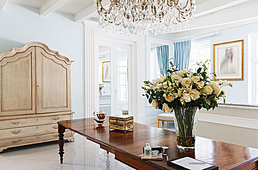 吊灯,上方,玫瑰花束,桌上,奢华,大厅