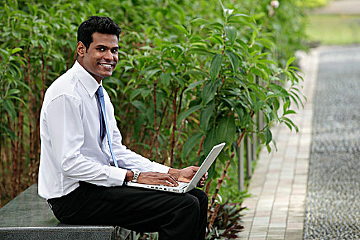 印度,男人,坐,公园长椅,工作,笔记本电脑