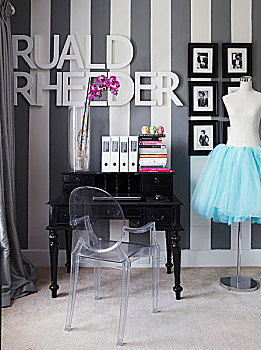 灵异,椅子,黑色,书写台,靠近,人形模特,穿,苍白,蓝色,裙子,墙壁,条纹,壁纸