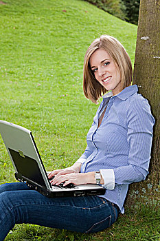 女青年,坐,公园,草地,工作,笔记本电脑