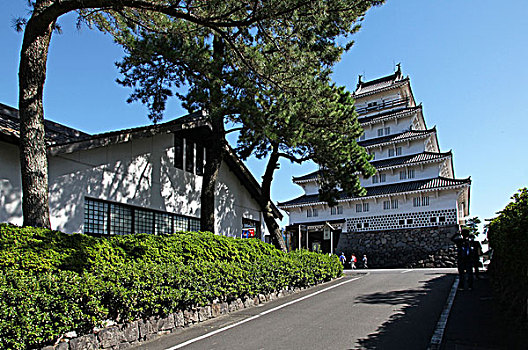 日本长崎县岛原市岛原城天守阁,一楼是天主教史料室,二楼是故乡史料室,三楼是民俗史料室,四楼是足休息室兼观光角,五楼设有瞭望室