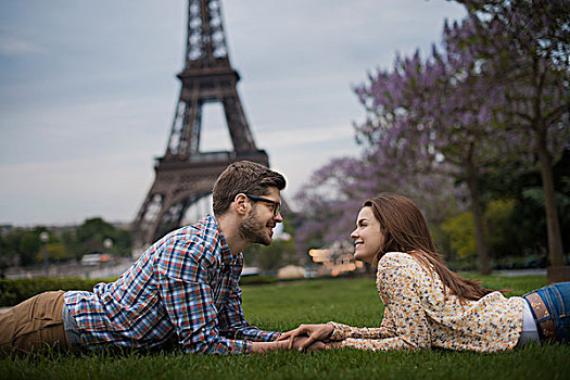 情侣,躺着,草,握手,影子,埃菲尔铁塔,巴黎