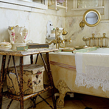 沐浴用品,藤条,边桌,靠近,老式,浴缸,脚,黄铜,水龙头