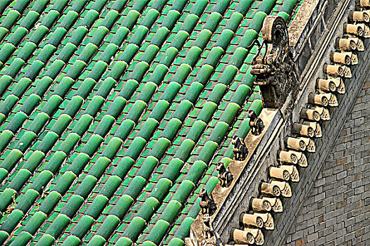 北京戒台寺的绿色琉璃瓦和灰色屋檐