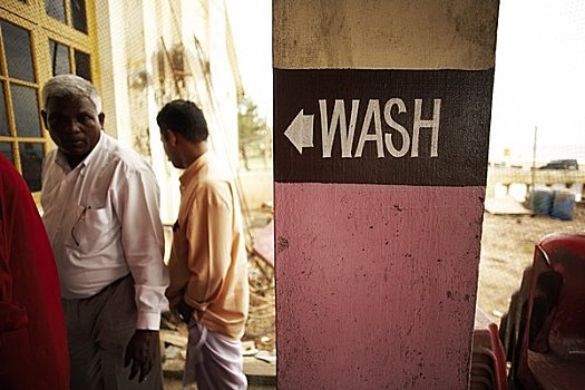 两个男人,靠近,洗,标识,特里凡得琅,喀拉拉,印度