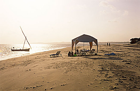 独桅三角帆船,影子,海滩,露台,桌子,椅子,期待,晚餐