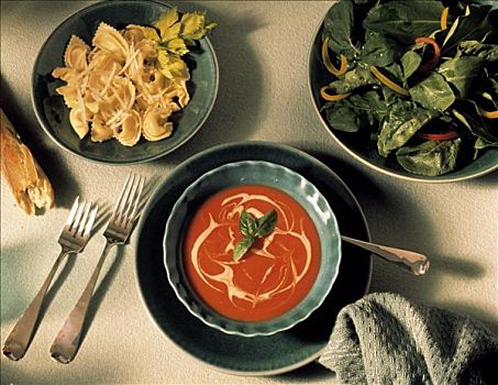 意大利式水饺,西红柿汤,芝麻菜沙拉