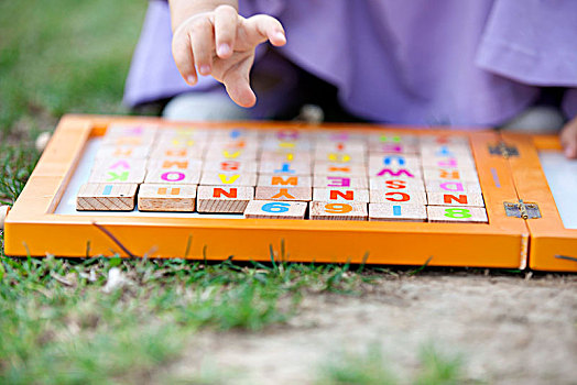 正在玩字母板的小女孩