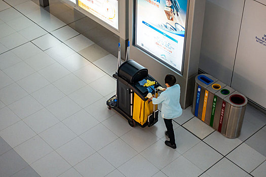 一名清洁工正在香港国际机场内打扫卫生