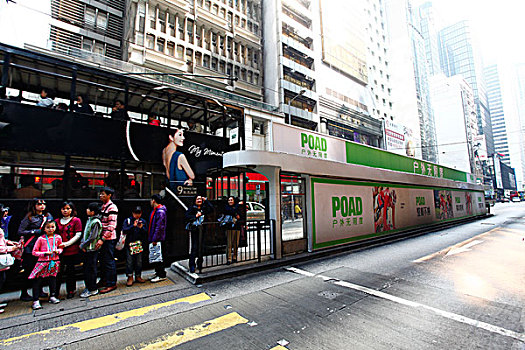 香港,商场,大厦,大楼,人行道,过马路,老建筑,公交车,巴士,停车,有轨电车,车站