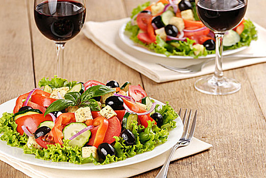 蔬菜沙拉,红酒杯,橡树,桌子