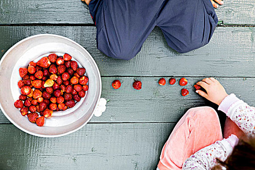 两个孩子,坐,木地板,碗,草莓,旁侧,俯视