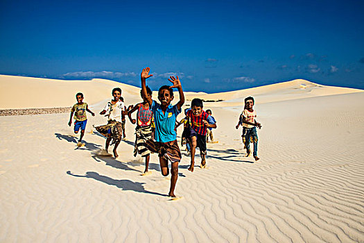 孩子,男孩,跑,沙丘,南方,海岸,岛屿,索科特拉岛,也门,亚洲