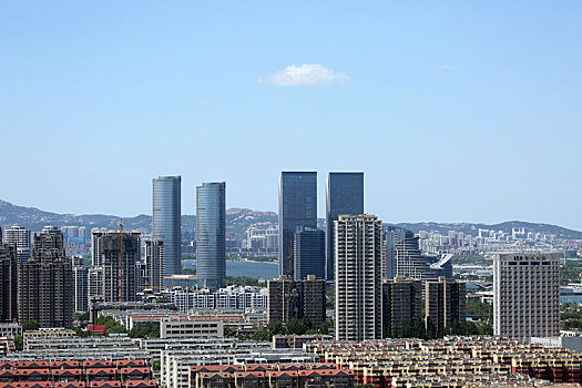 山东省日照市,灯塔风景区旅游升温,游艇往来穿梭成为靓丽风景