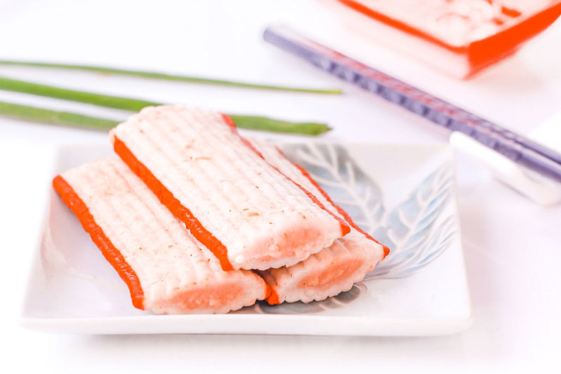 鱼排夹心鱼排鱼肉彩色鱼排鱼糜冷冻品鱼丸食品火锅料麻辣烫美食特写