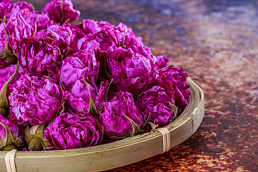 粉紫色干的玫瑰花茶