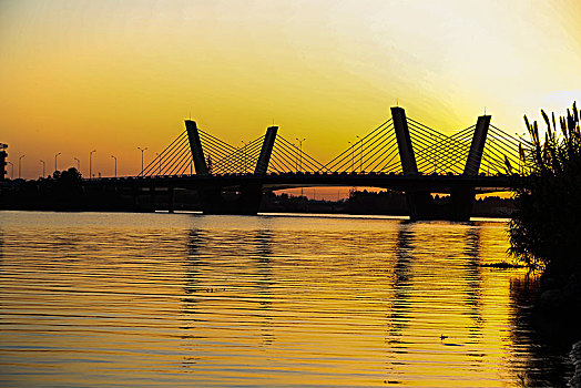 夕阳中的桥梁