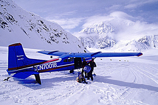 两个男人,卸载,两栖飞机,滑雪,冰河,靠近,德纳里峰,阿拉斯加山脉,阿拉斯加
