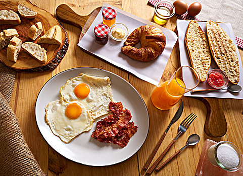 欧式早餐,牛角面包,蛋,熏肉,面包片,橙色