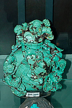 绿松石雕刻的群狮戏球壶