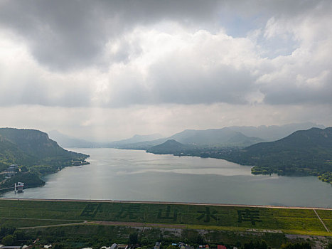 航拍济南卧虎山水库