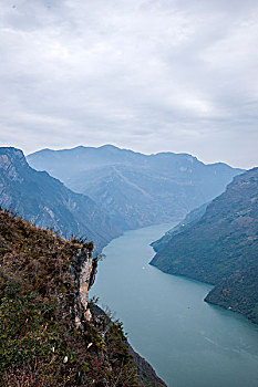 重庆巫山县文峰森林公园俯瞰长江三峡巫峡峡谷