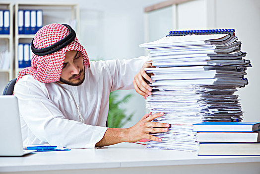 阿拉伯,商务人士,工作,办公室,文件,堆,纸