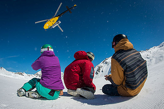 两个男人,一个,女人,等待,直升飞机,拿,高处,滑雪,法国