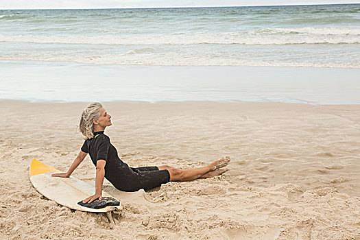 侧面视角,女人,靠着,冲浪板,海滩