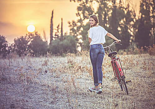 女孩,走,自行车,乡村,萨丁尼亚,意大利
