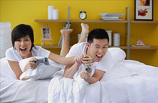 伴侣,躺着,床,玩,电子游戏