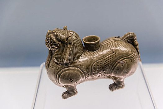 上海博物馆的西晋黄釉狮形辟邪