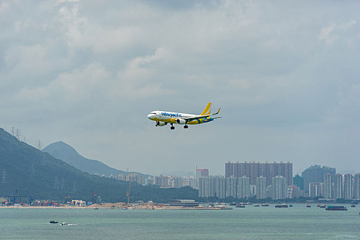 一架宿务太平洋航空的客机正降落在香港国际机场