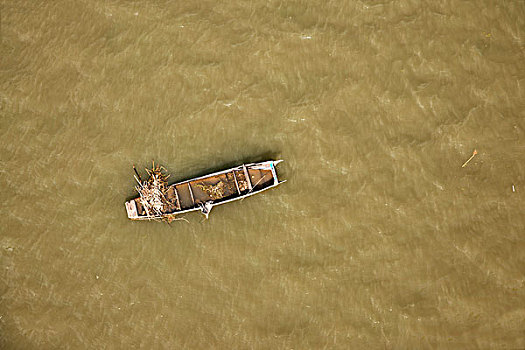 嘉陵江中漂浮的半沉船