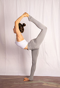 年轻女子做瑜伽冥想和伸展运动