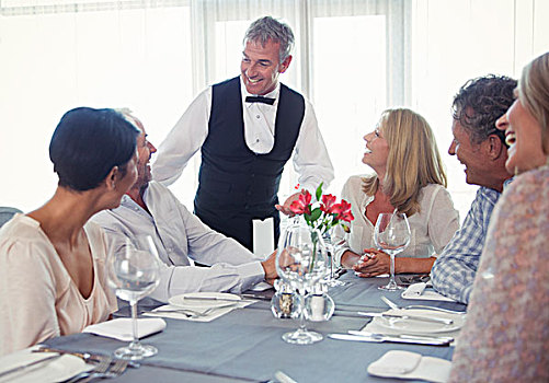 人,坐,餐厅桌子,服务员