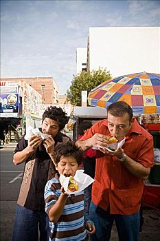 父亲,儿子,吃,热狗,街头摊贩