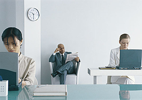 两个女人,工作,笔记本电脑,办公室,商务人士,坐,椅子,读报,背景