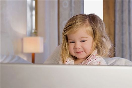 女婴,看,笔记本电脑,微笑