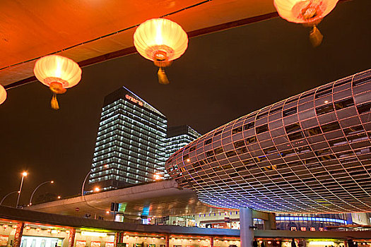 中国上海五角场的交通环岛夜景