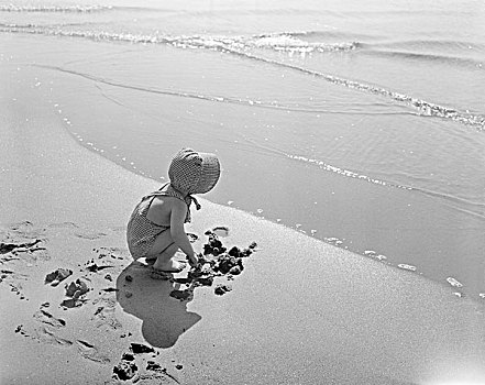 小女孩,挖,沙子,海滩