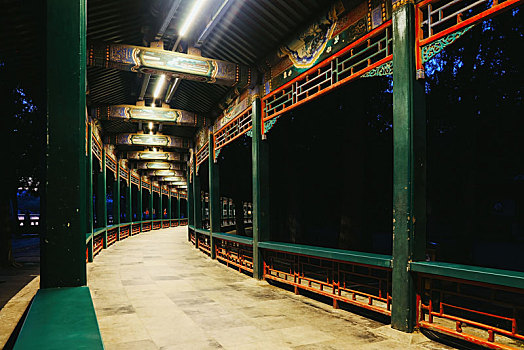 北京颐和园长廊夜景