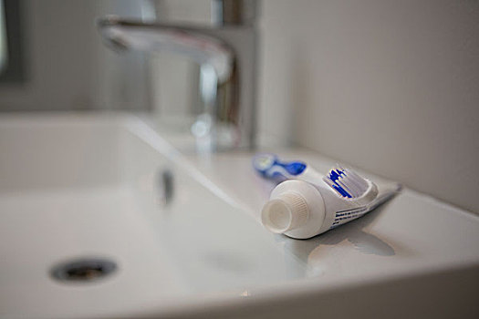 牙膏,牙刷,浴室水池,特写