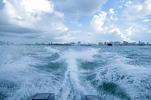 海浪,浪花,溅起,水浪,波纹,大浪,浪,水花,海,海水,海平面,大海,起航,启航,通行,航行,行驶,飞驰,快艇,城市,群楼,楼群,都市