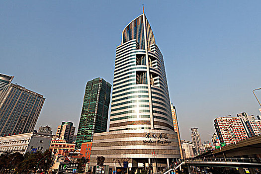 上海的港陆广场和海通证券大厦