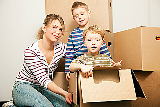 家庭,搬进,新,儿子,坐,室内,搬箱子,看,愉悦