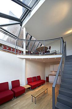 住宅,南,伦敦,英国,2009年,内景,鲜明,宽敞,入口,展示,楼梯,向上,高档,红色,家具