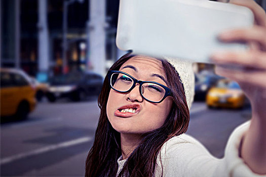 合成效果,图像,亚洲女性,做鬼脸,模糊,纽约,街道