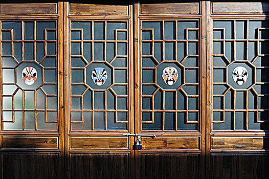 中式木门窗与脸谱装饰